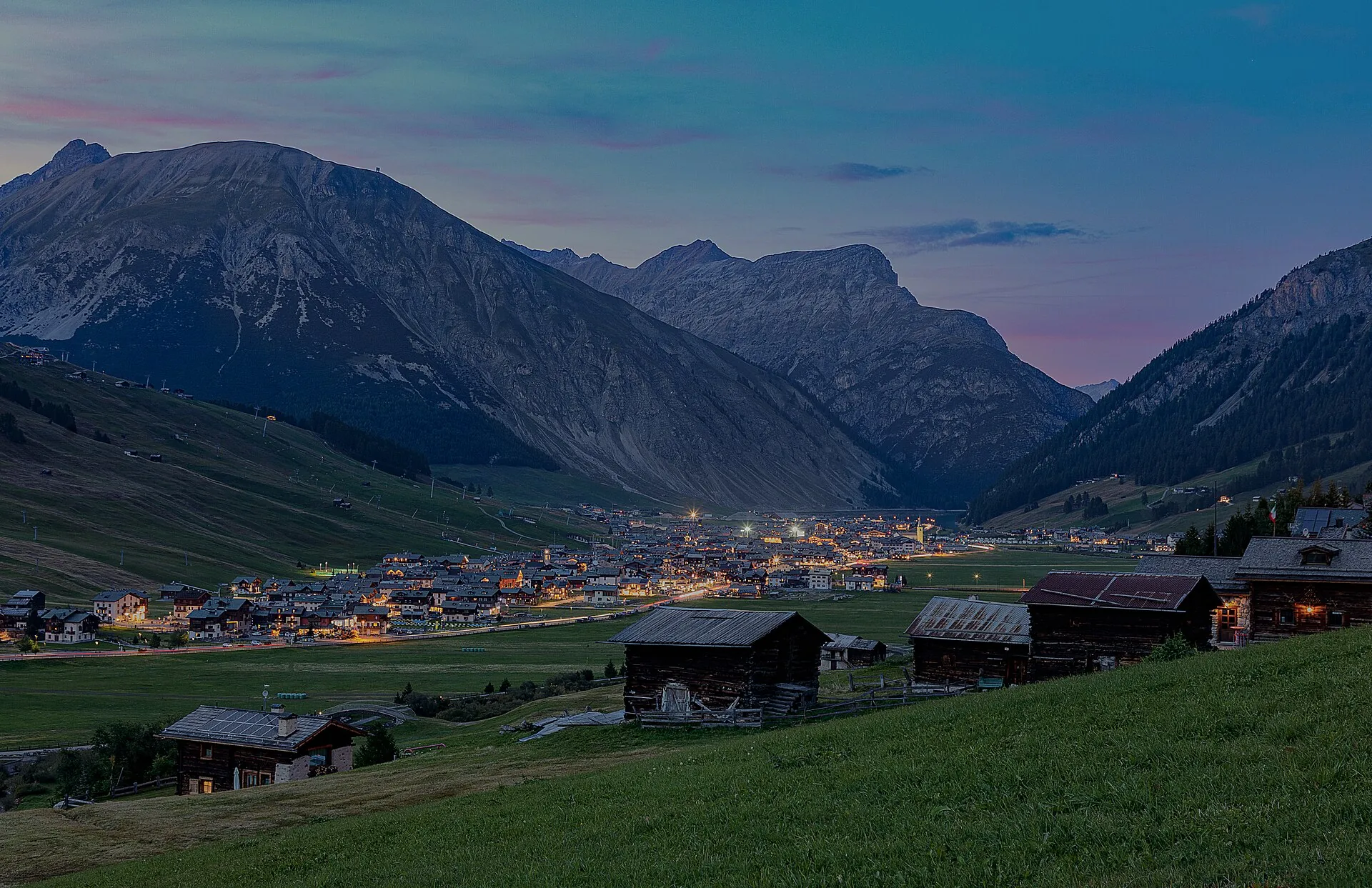 Livigno in de schemering met verlichte huizen