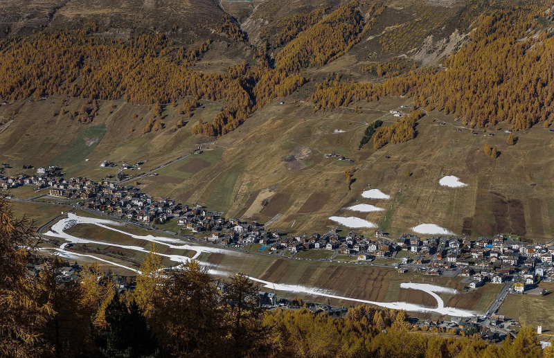 Het dorp Livigno in de herfst vanaf boven