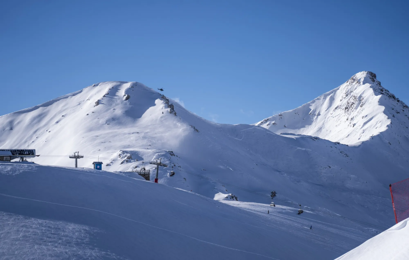 Besneeuwde bergtoppen en skiliften in het skigebied Carosello 3000