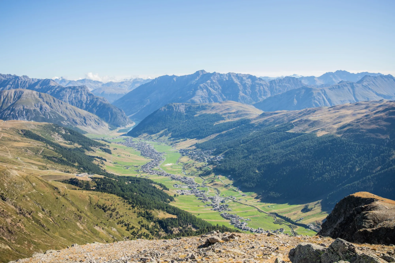 Uitzicht over het dal van Livigno en het meer
