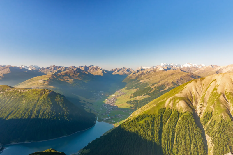 Het Lago di Livigno tussen de bergen in de zomer