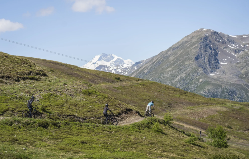 Mountainbikers op een bergweg met uitzicht op de bergen bij Livigno