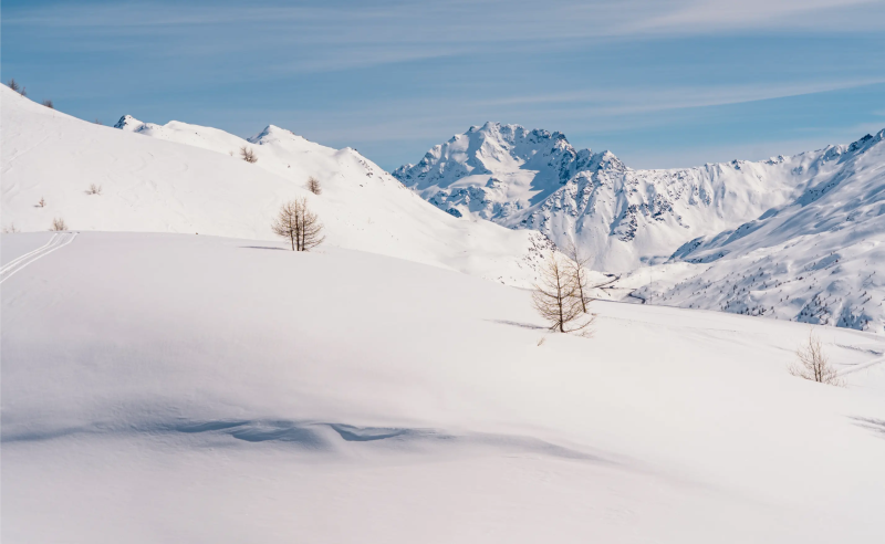 Uitzicht over besneeuwd gebied Livigno