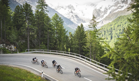 Wielrenners op een bergweg tijdens de Granfondo Livigno Alé