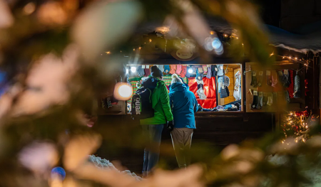 Kerstmarktkraam tijdens Kerst in het dorp in Livigno