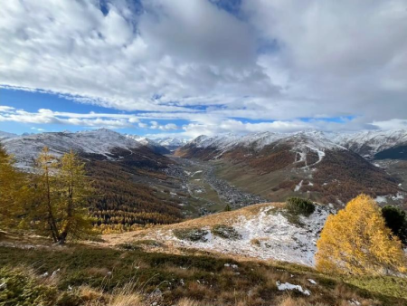 Herfstkleurig bergland met lariksen en uitzicht over het dal – Crap de la Parè (2.390 m) vanuit het dorp, Livigno