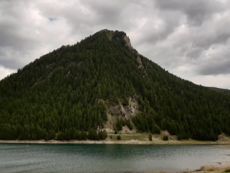 Bergmeer met een beboste heuvel erachter – Val Federia naar de Motto-top (CAI 178), Livigno