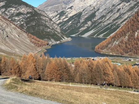 Het langgerekte stuwmeer met lage waterstand, gezien vanaf de oever – Langs het meer naar het Lago dell'Alpisella (pad 138), Livigno