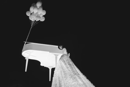 Piano met ballonnen tijdens de Notte Nera in Livigno