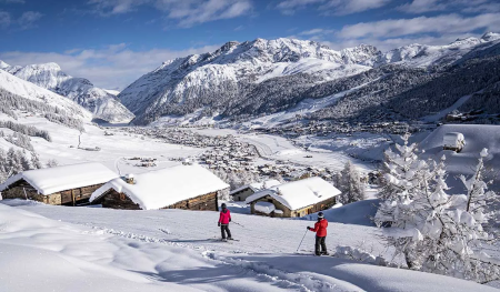 Besneeuwd skigebied van Livigno bij de opening van het seizoen