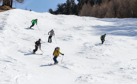 Skiërs in de sneeuw tijdens Pliemas in Livigno